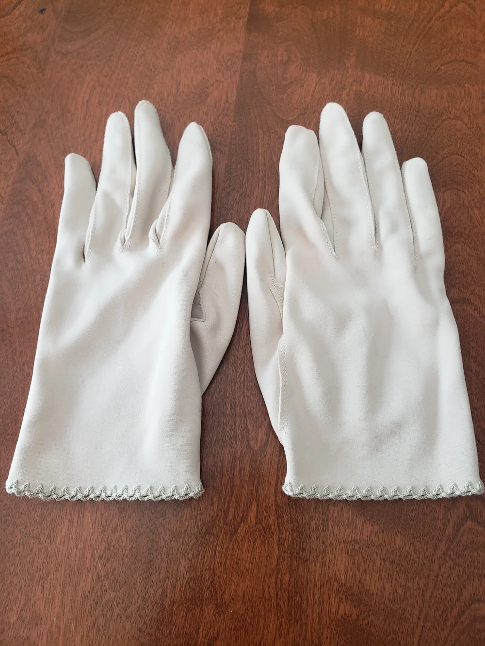 Vtg Crescendoe Caresse Ivory/Cream Wrist Gloves with Scallop Trim Size: 7 (S)